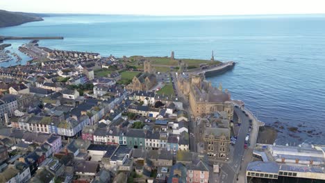 在英國威爾斯的夏日,aberystwyth在海灘,港口,海邊,懸崖和城區前面的無人機錄影-18