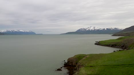 Islandwasser-Und-Berge-Mit-Drohnenvideo,-Das-Sich-Vorwärts-Bewegt