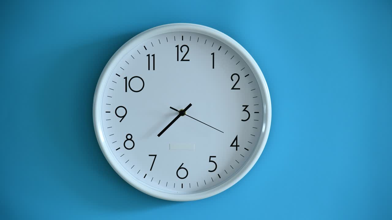 Time lapse di orologio bianco su parete blu