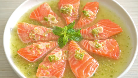 salmón fresco picante crudo en salsa de ensalada de mariscos