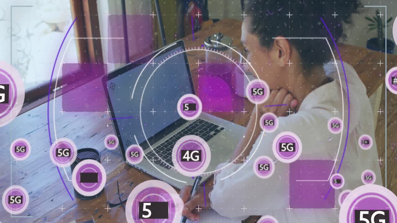 animación de escaneo de alcance 6g sobre mujer biracial usando portátil