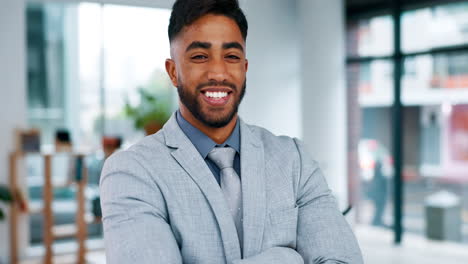 cara, hombre de negocios y sonrisa con los brazos cruzados