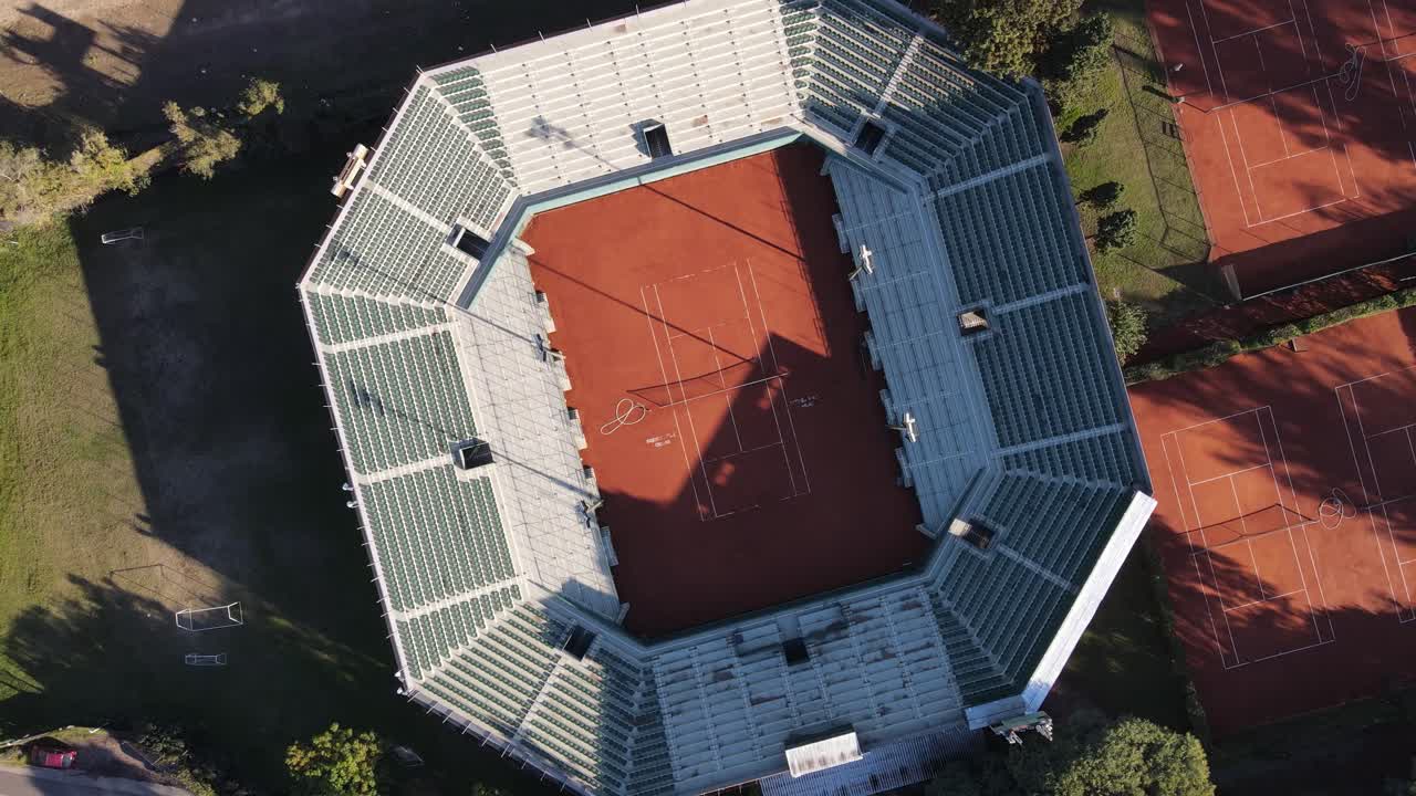 antena ascendente de arriba hacia abajo del estadio de la cancha de tenis en buenos aires durante el sol, argentina