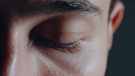 primer plano del ojo de un hombre