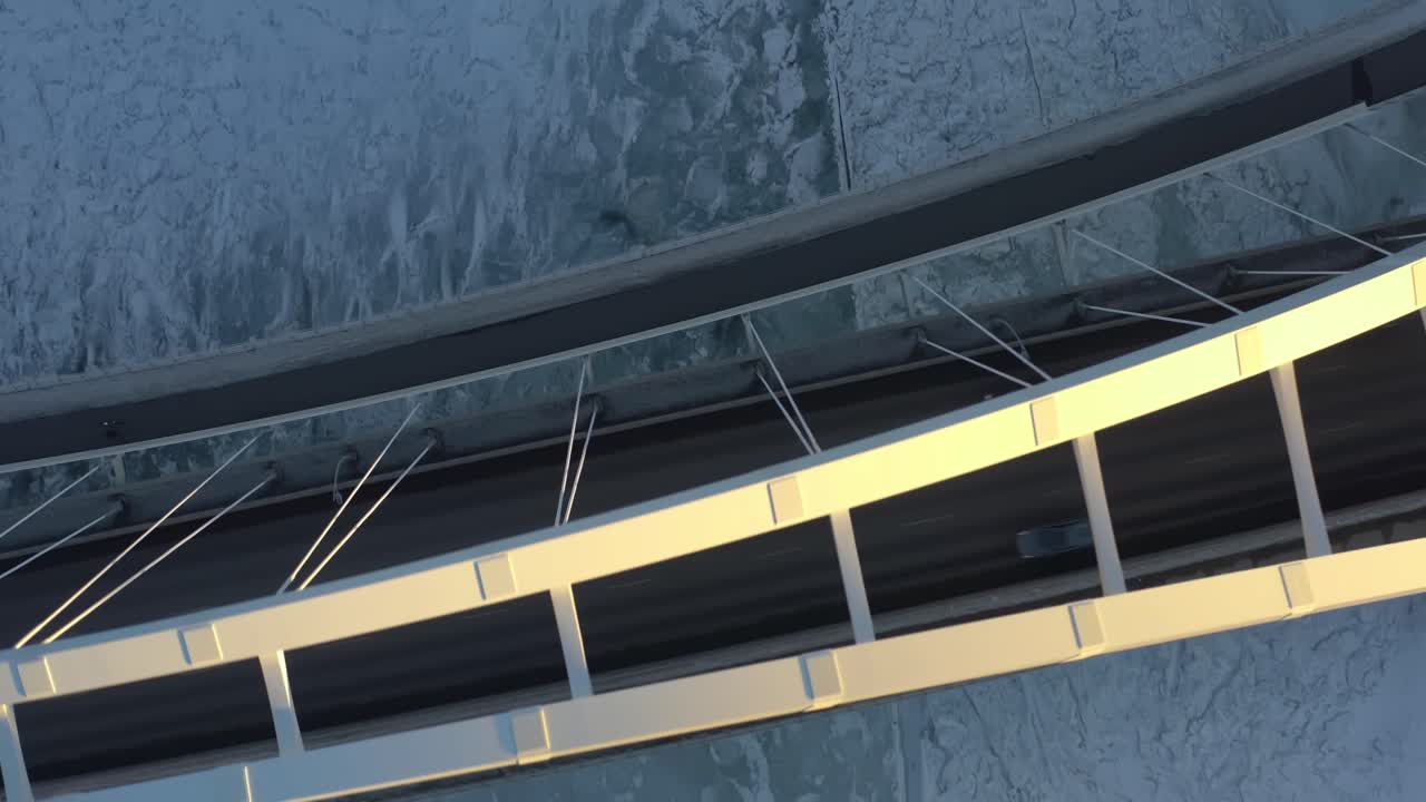 puesta de sol subida aérea dolly roll vista de pájaro hacia el este hacia el blanco walter dale puente moderno sobre un invierno helado cubierto de nieve río saskatchewan norte en la ciudad capital de edmonton canadá sin tráfico 4-4