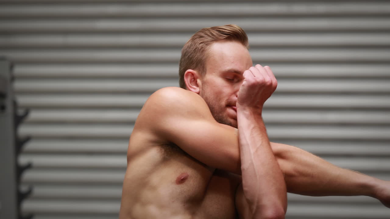 크로스피트 체육관에서 몸을 따뜻하게 하는 남자