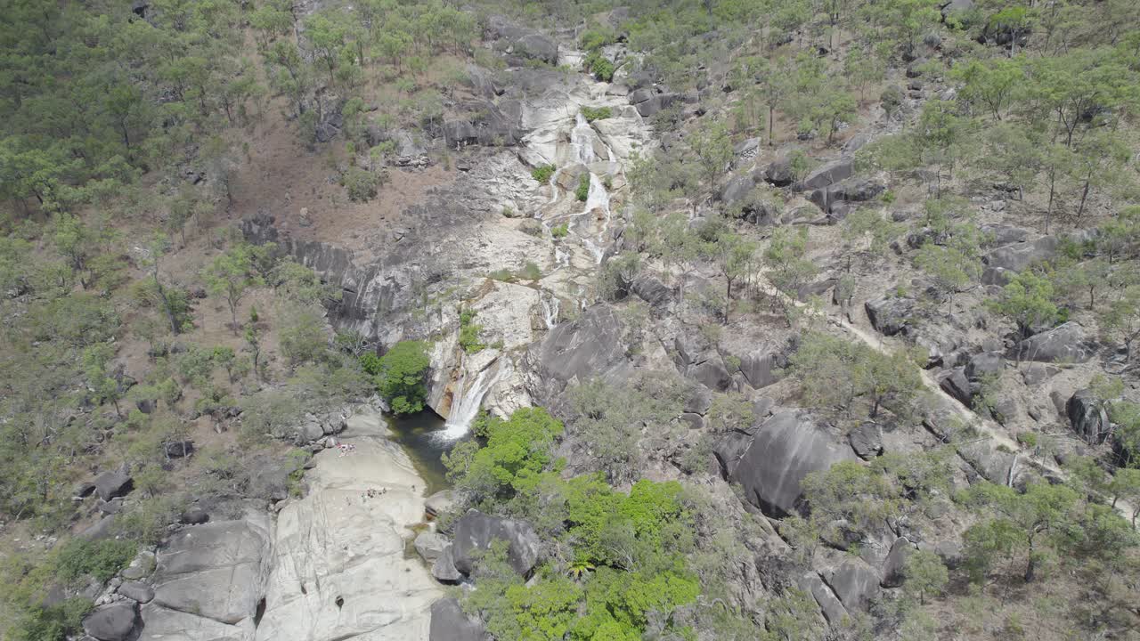 vista aérea sobre las cataratas de emerald creek en mareeba, australia durante el verano - disparo de drones