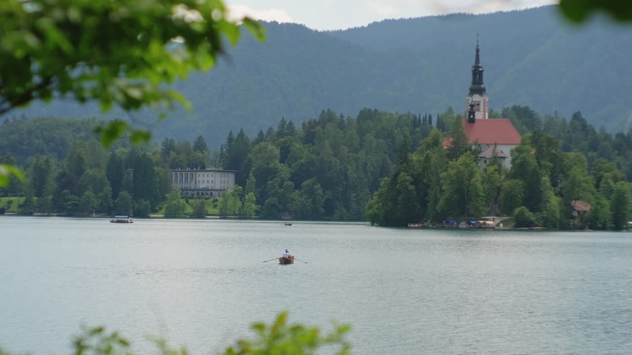 Lago di Bled, Slovenia con Chiesa sull'isola e barche