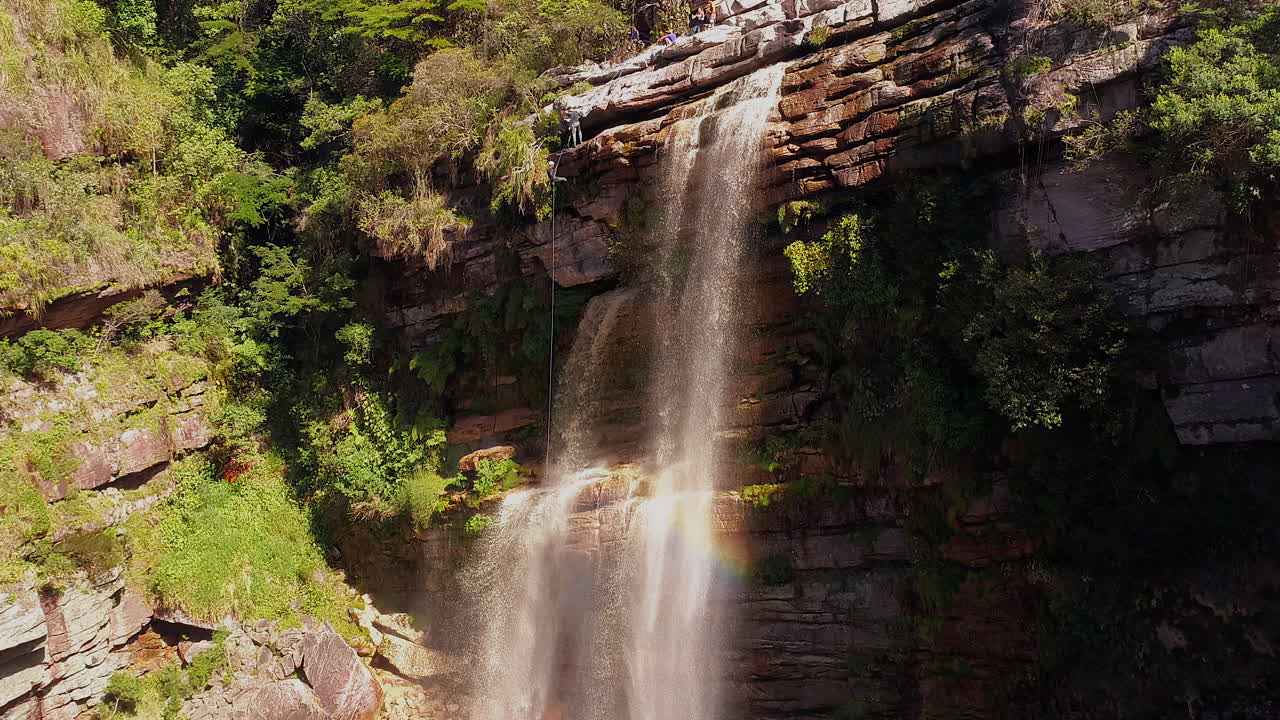 vista aérea de la cascada desde el suelo hacia arriba, chapada diamantina, bahia, brasil