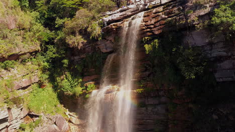 Vista-Aérea-De-La-Cascada-Desde-El-Suelo-Hasta-Arriba,-Chapada-Diamantina,-Bahía,-Brasil