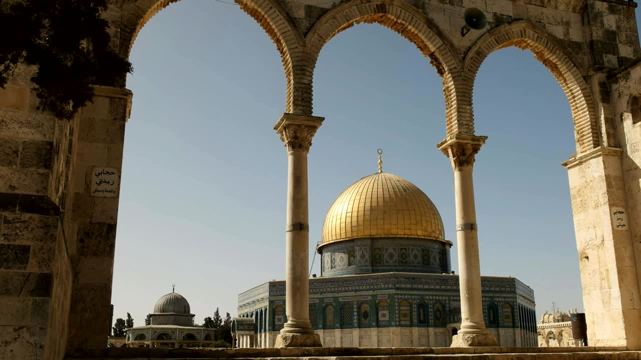 cúpula de la mezquita de la roca enmarcada por tres arcos en jerusalén