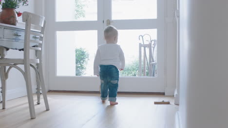 Niño-Aprendiendo-A-Caminar-Niño-Pequeño-Explorando-Casa-Bebé-Curioso-Caminando-Por-La-Casa-Disfrutando-De-La-Infancia