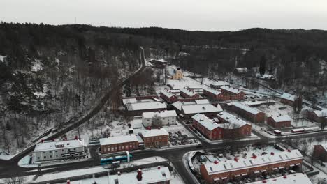 Sobrevuelo-Aéreo-Pueblo-Rural-Sueco-De-Jonsered-Durante-El-Día-De-Invierno-Nevado