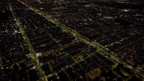 Dron-Aéreo-Que-Establece-Tomas-De-Calles-Y-Avenidas-De-La-Ciudad-En-Una-Gran-área-Metropolitana