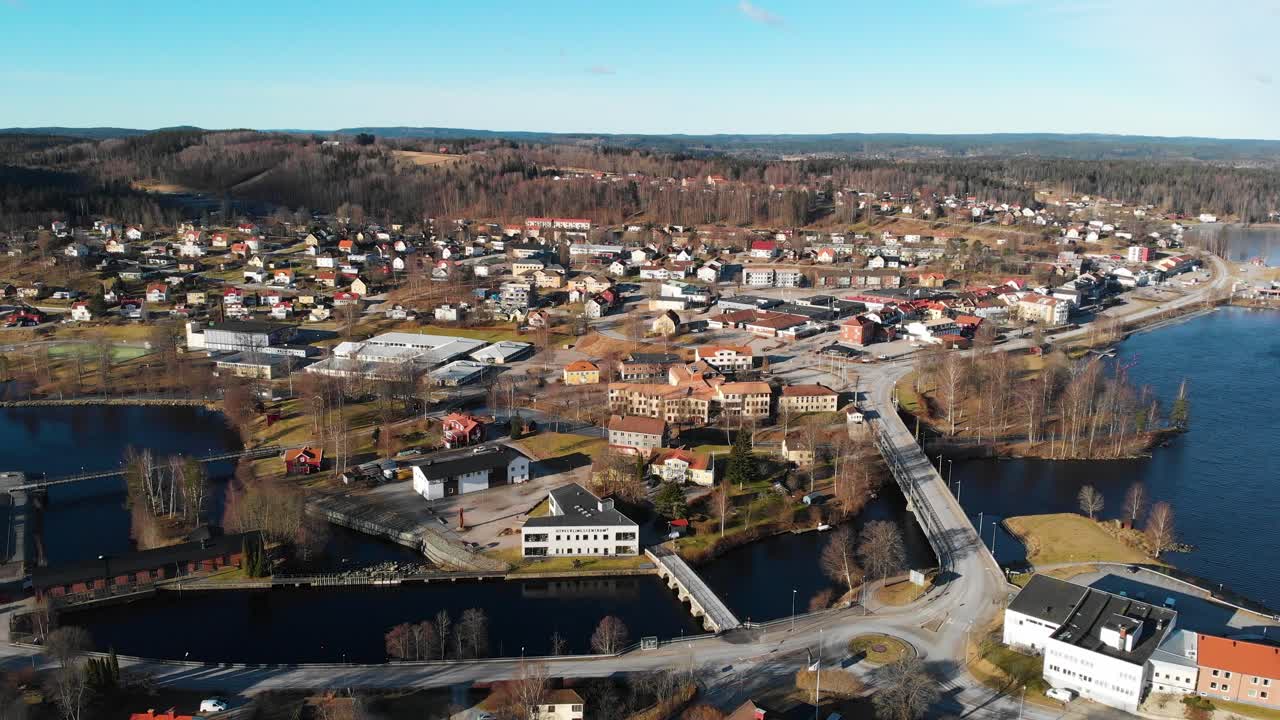 vista panorámica de bengtsfors, dalsland, suecia en otoño - toma aérea