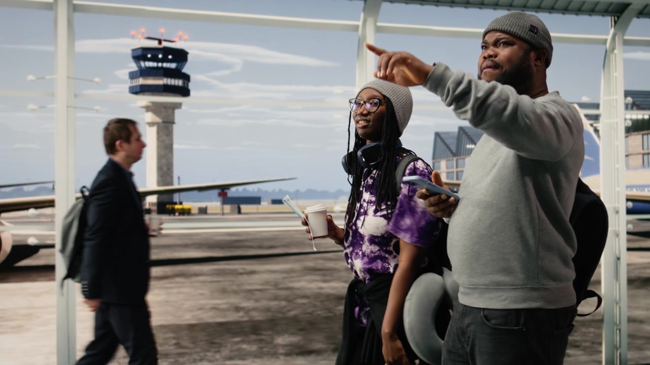 Coppia in aeroporto con i loro documenti di viaggio che cerca il gate d'imbarco.