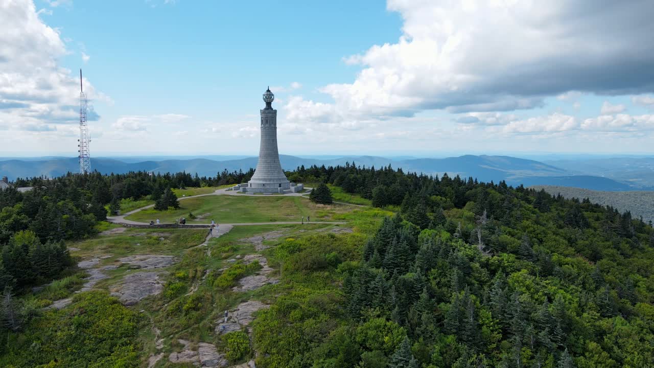 바람 부는 오후에 마운트 그레이록 드론 샷