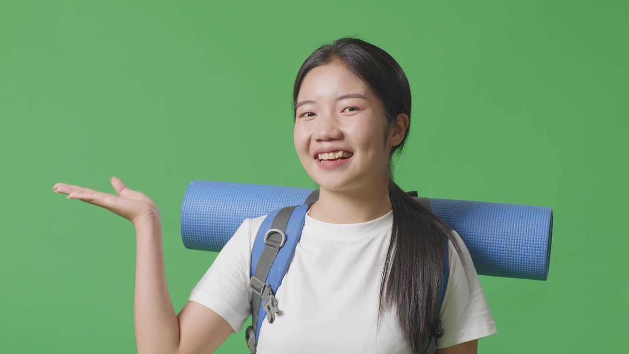 여행 을 준비 하고 있는 배 과 요가 매트 를 가진 여자