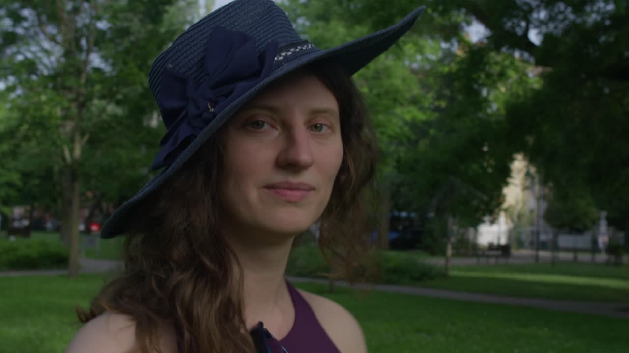 hermosa dama con un sombrero azul posando para la cámara