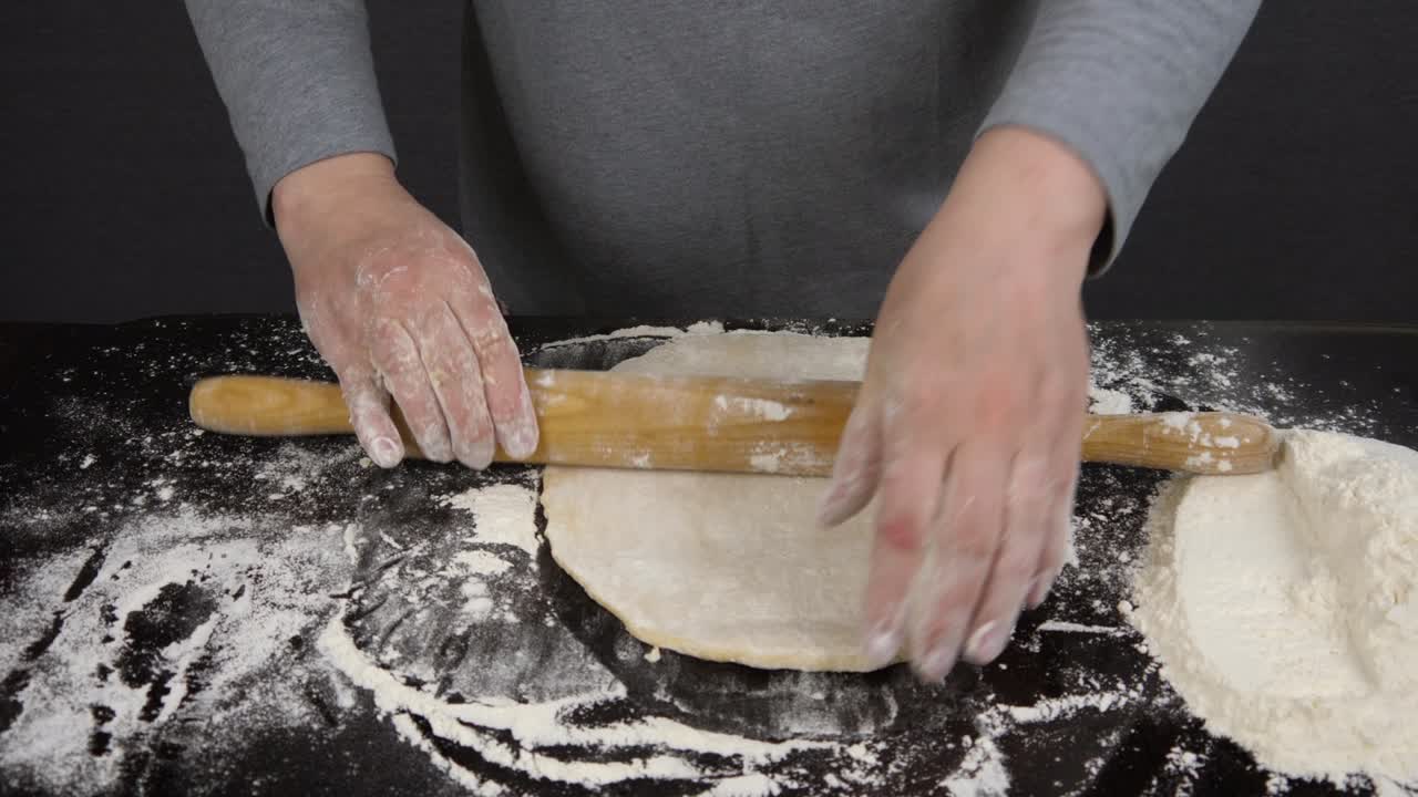 mezclar y enrollar la masa