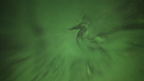 un espectáculo encantador de las coloridas luces del norte en el cielo oscuro