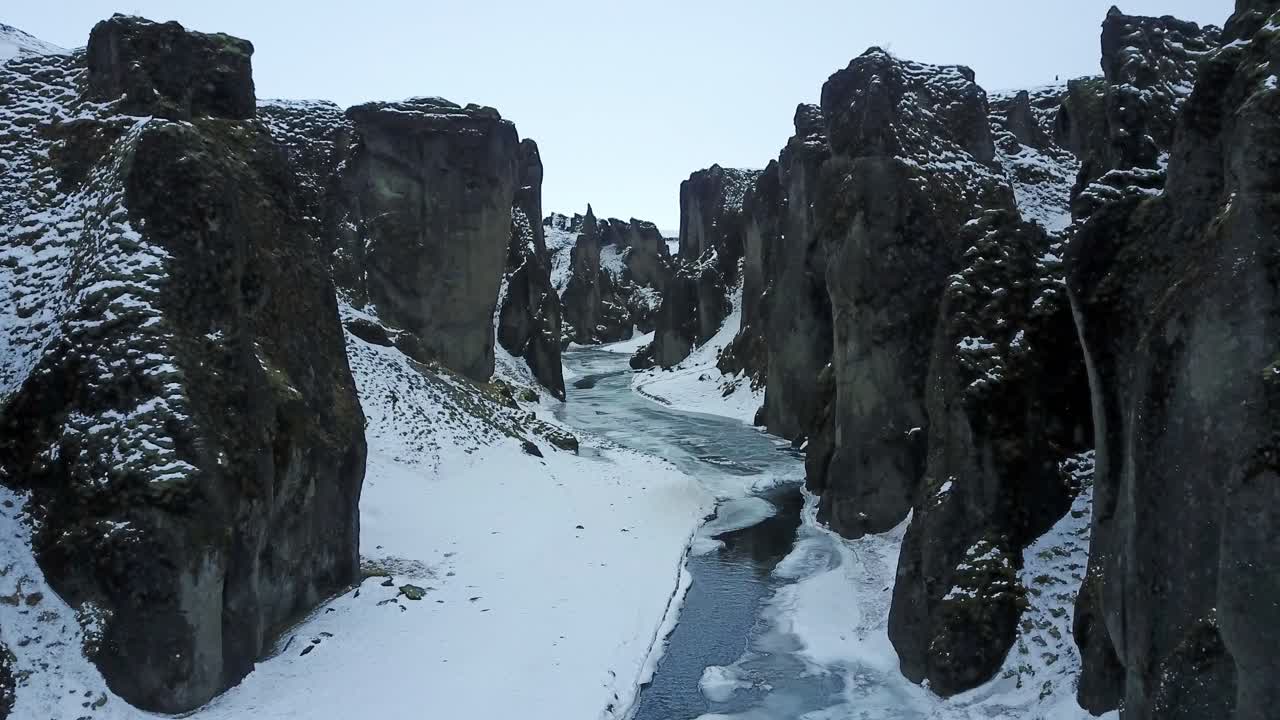 Islandská rokle protékající vodou a ledem.