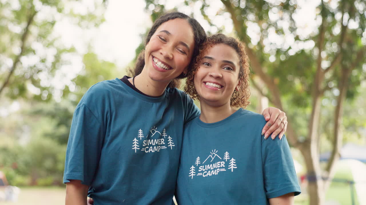 verano, acampar y mujeres con amigos en la naturaleza
