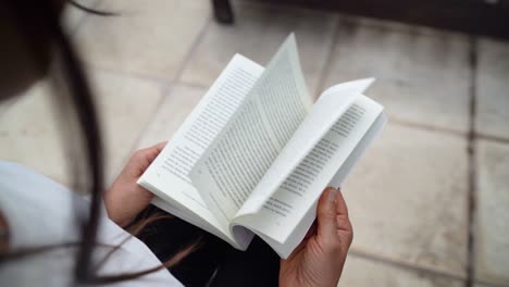mujer volteando y buscando página en el libro