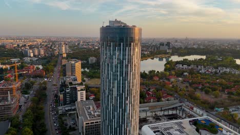 Rotierende-Luftaufnahme-Der-Skyline-Von-Bukarest-Bei-Sonnenuntergang