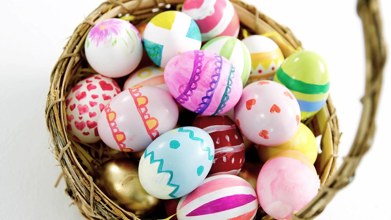 Cestino al centro, la telecamera esegue una panoramica e uno zoom in avanti, mostrando uova sotto una sovrapposizione "BUONA PASQUA" per annunci pubblicitari