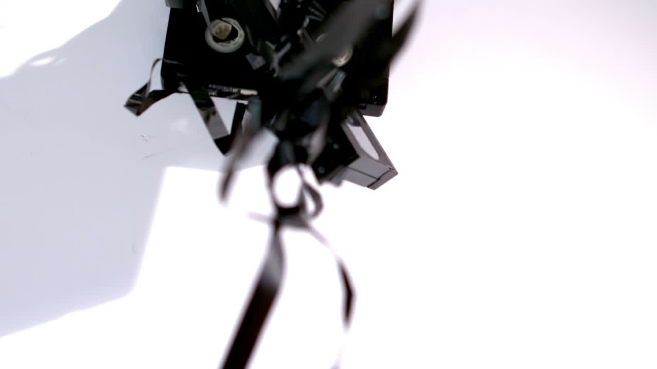 바탕에 떨어지는 깨진 비디오 테이프