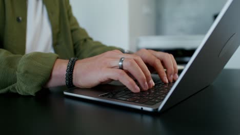 persona escribiendo en una computadora portátil