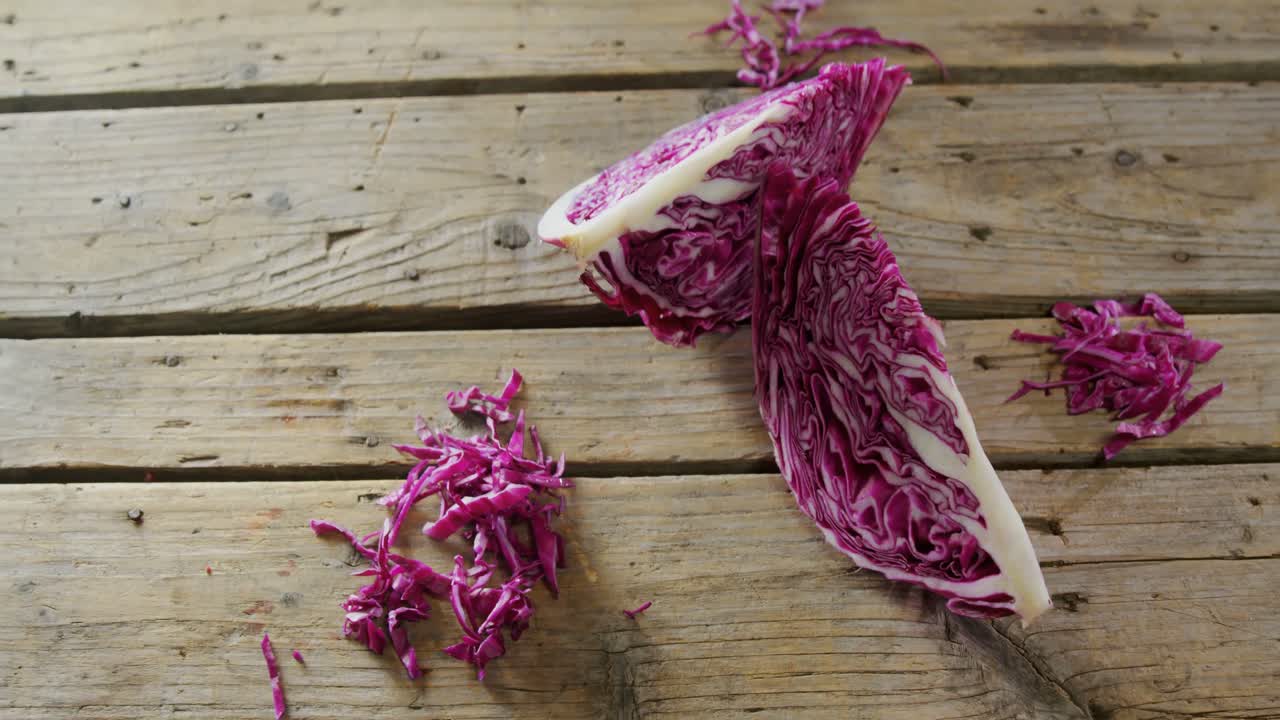 repollo rojo en la mesa de madera 4k