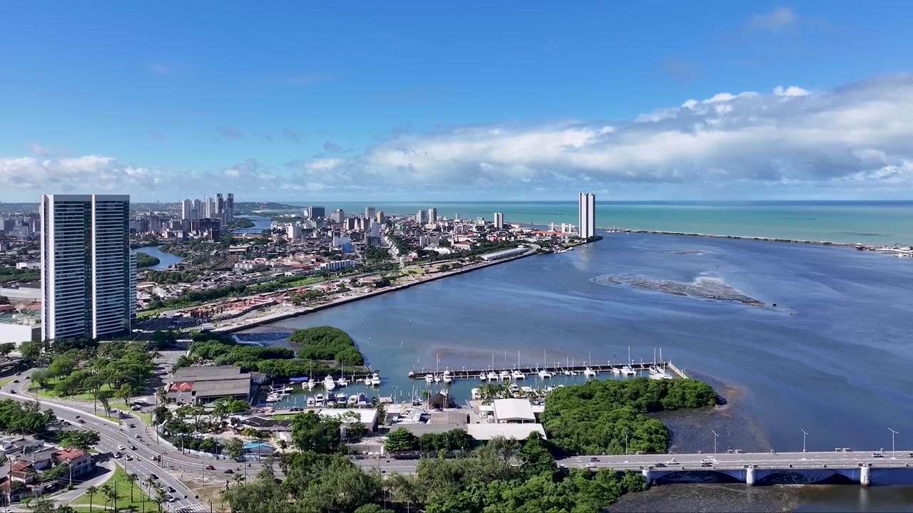 Pemandangan Tepi Sungai di Recife di Pernambuco Brasil. Pemandangan Kota yang Indah. Distrik Pusat Kota. Lanskap Tepi Sungai. Pemandangan Tepi Sungai di Recife Pernambuco Brasil Timur Laut. Pemandangan Udara Lanskap yang Damai