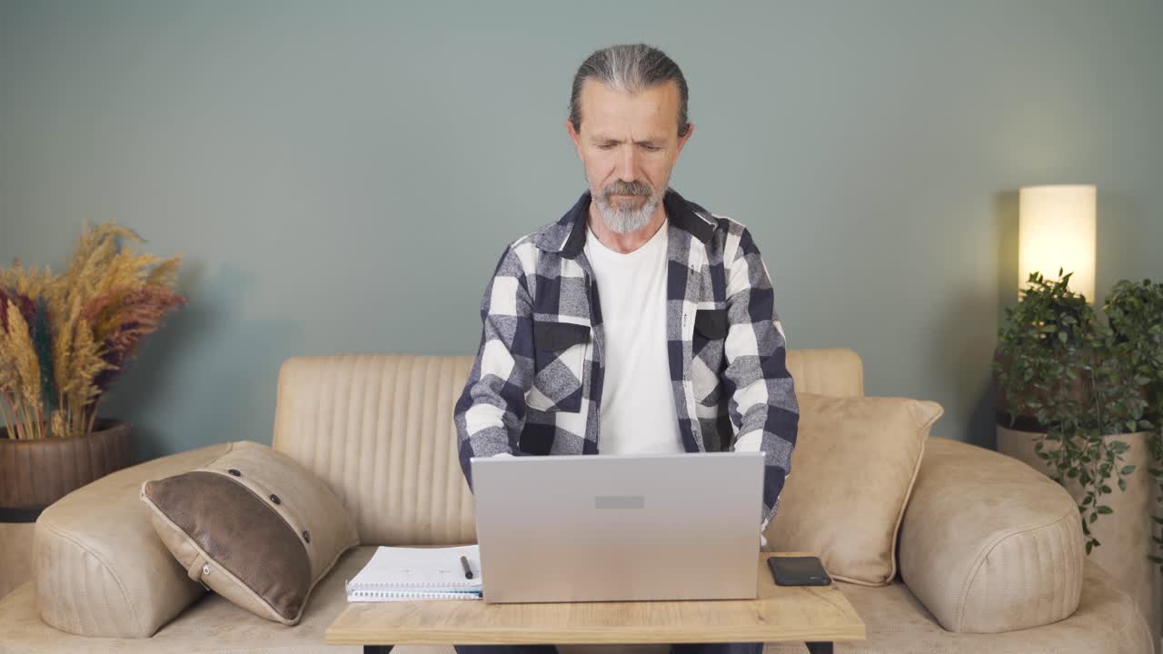 노트북을 보는 남자가 박수를 치고 있습니다.