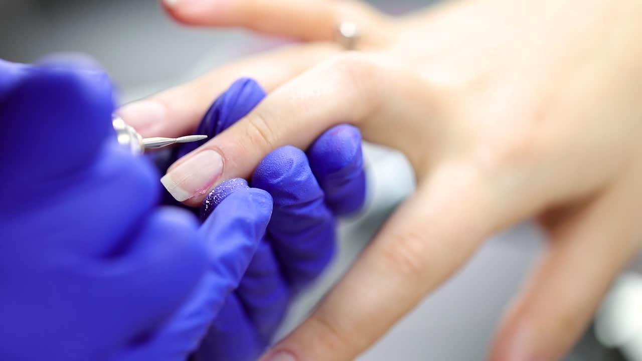 manicura hecha por un manicurista profesional 4k