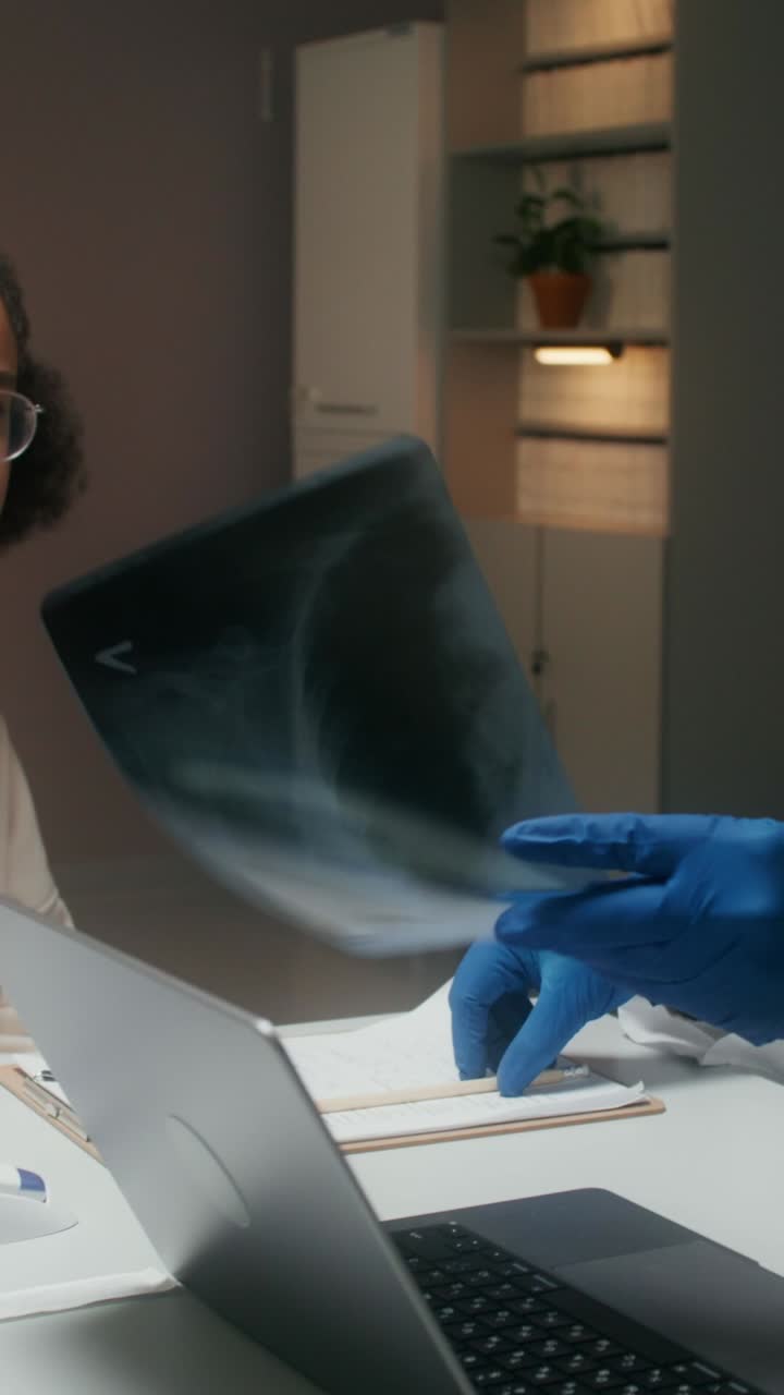 médico y paciente revisando las radiografías