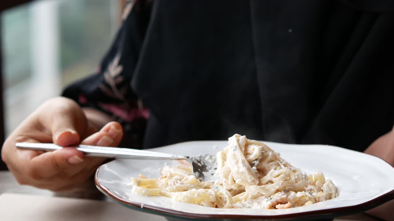 크림 파스타를 먹는 여자