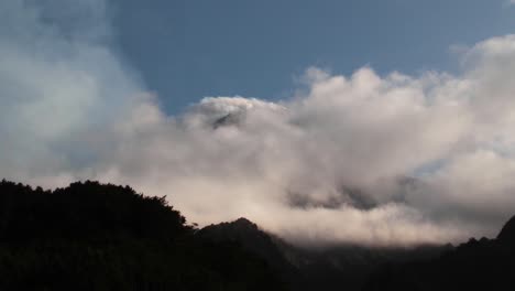 volcán activo monte merapi rodeado de nubes