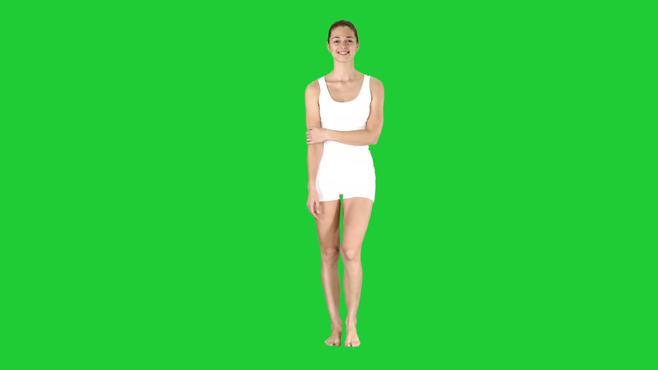 Siling happy charming fitness girl walking on a Green Screen, Chroma Key
