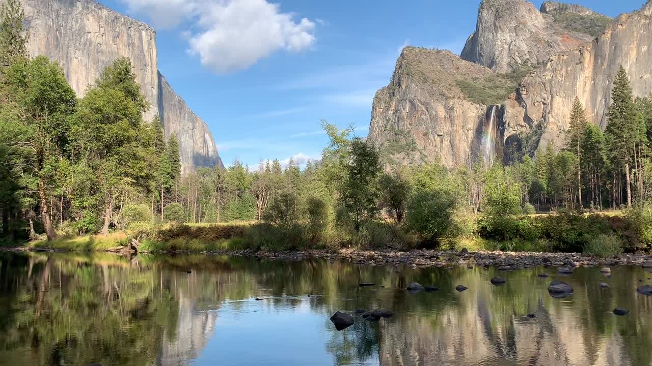 imágenes en cámara lenta en alta definición que capturan un colorido fenómeno del arco iris en el parque nacional de yosemite