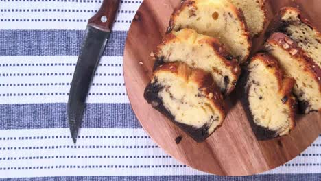 pastel de pan de chocolate y vainilla en rodajas en una tabla de madera
