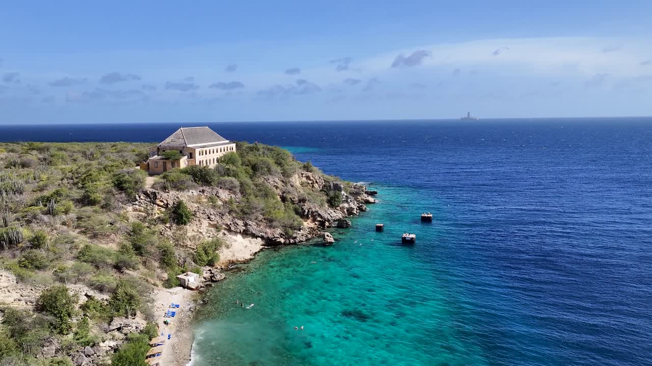 Vista aerea con drone della spiaggia di Tugboat a Curaçao, Caraibi, mare blu