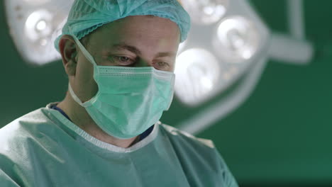 cirujano en la sala de operaciones