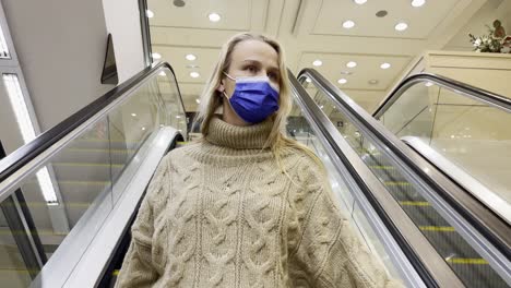 Cliente-Mujer-Enmascarada-En-Escaleras-Mecánicas-En-El-Centro-Comercial