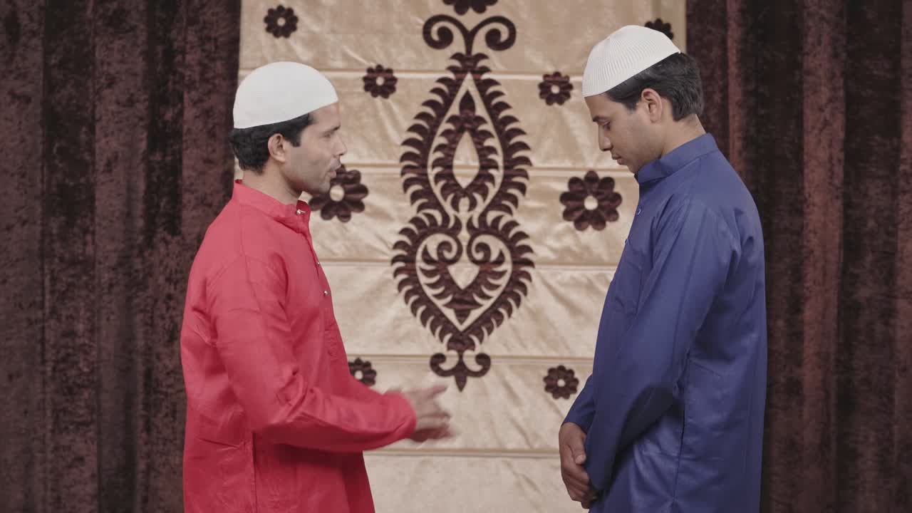 화난 무슬림 남자가 누군가에게 좌절감을 드러 ⁇ 니다.