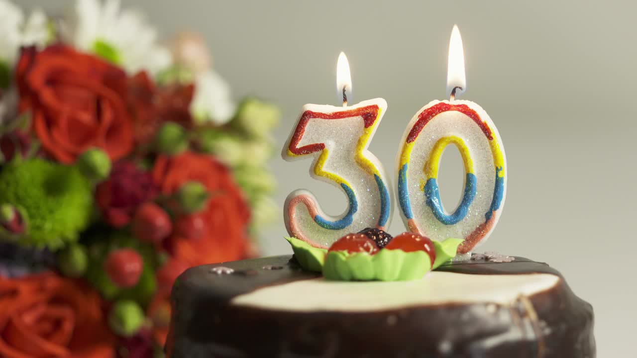 dolly: arreglo de flores y pastel de cumpleaños con vela encendida número 30