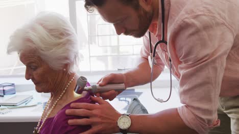 Doctor-Examinando-A-Una-Mujer-Mayor-En-Una-Casa-De-Retiro