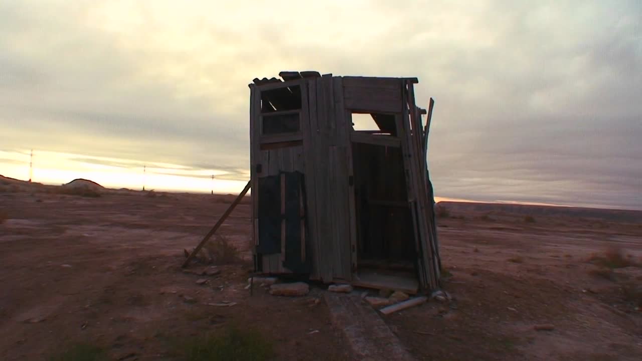 una letrina se encuentra en medio de un desierto