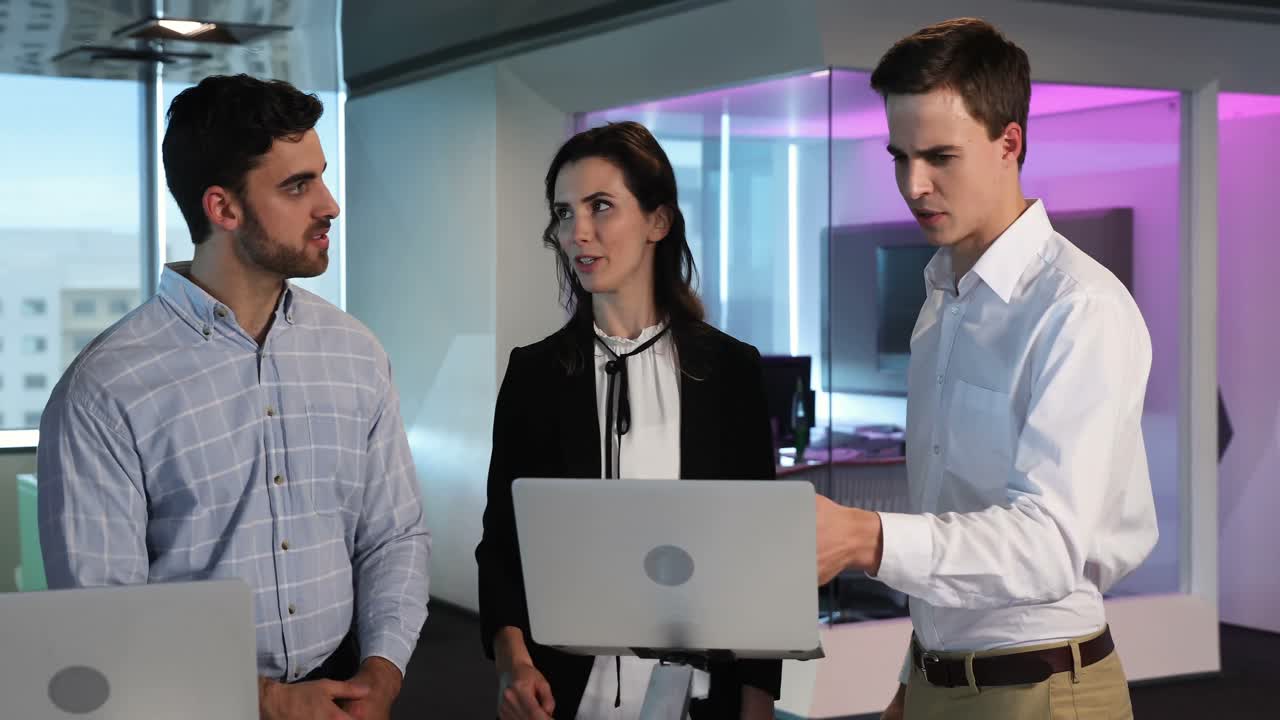 colegas de negocios estrechando la mano 4k